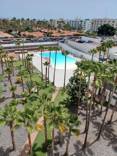 Swimming pool, sunbed