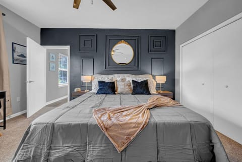 Modern 2BR Pool, Gym Pet-Friendly #12 Apartment in Town N Country