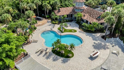 Modern 2BR Pool, Gym Pet-Friendly #12 Apartment in Town N Country