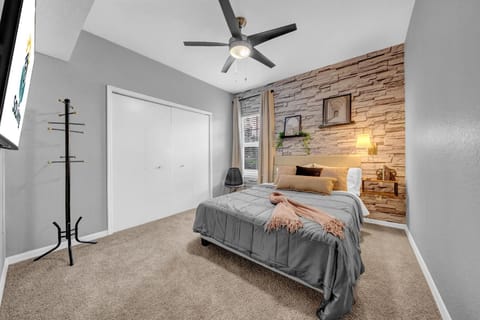 Modern 2BR Pool, Gym Pet-Friendly #12 Apartment in Town N Country