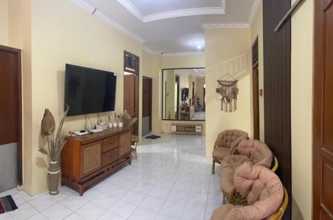 Communal lounge/ TV room, Lobby or reception