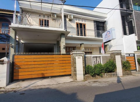 Property building, Facade/entrance, Property logo or sign, Balcony/Terrace