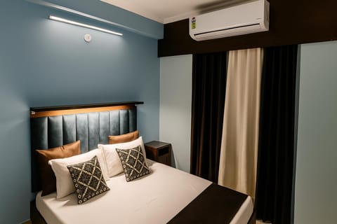 Bed, Photo of the whole room, Bedroom, air conditioner