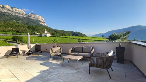 Lounge or bar, Seating area, City view, Mountain view
