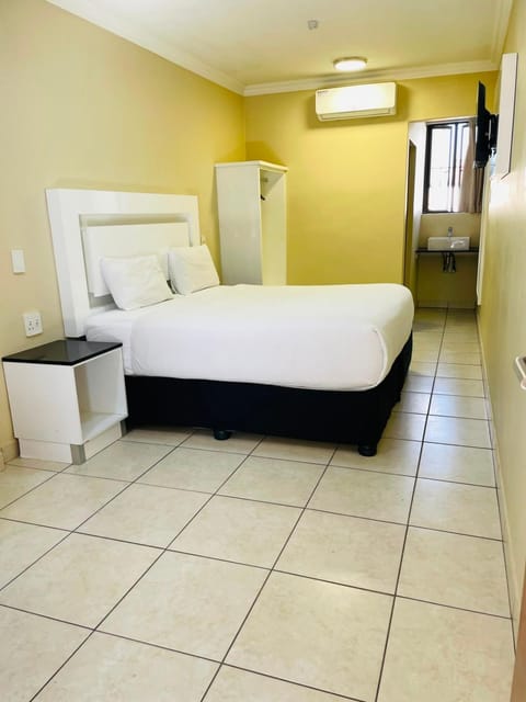 Bed, View (from property/room), Photo of the whole room, Bedroom, air conditioner