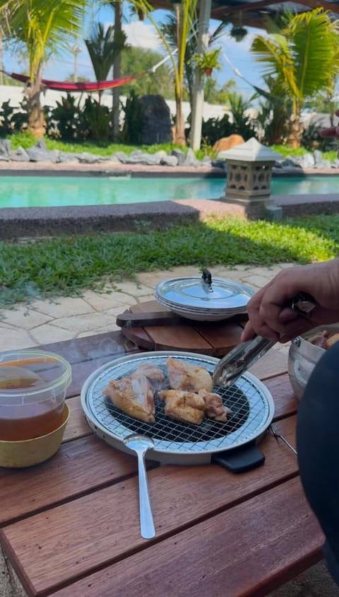 People, Food and drinks, Food, Pool view, Swimming pool, Breakfast, Lunch, Dinner, Drinks