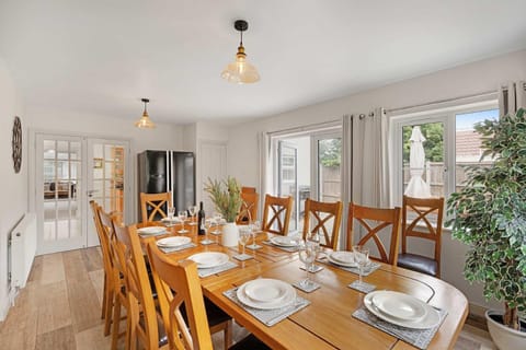 Seating area, Dining area