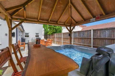 Seven Space - 7 Bedroom Home with Large Garden & Hot Tub House in Costessey