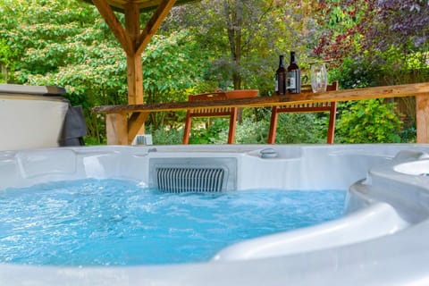 Seven Space - 7 Bedroom Home with Large Garden & Hot Tub House in Costessey