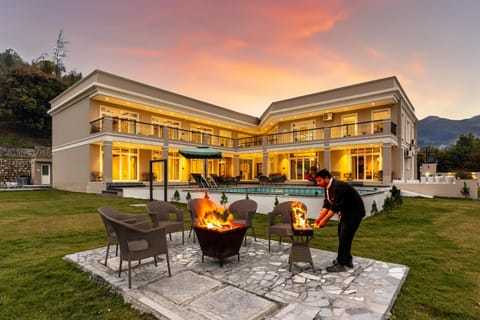 Property building, Patio, Spring, Day, People, Natural landscape, BBQ facilities, Garden, Living room, Seating area, Guests, Garden view, Mountain view, group of guests