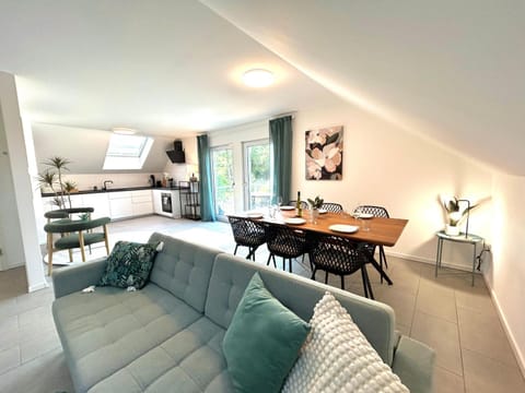 TV and multimedia, Kitchen or kitchenette, Living room, Seating area, Dining area