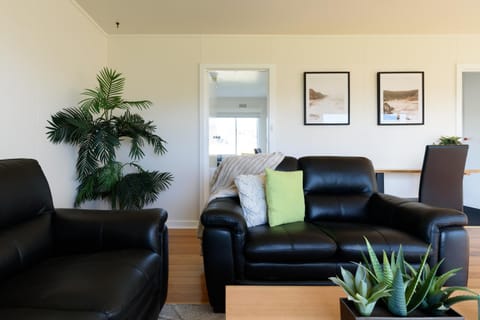 Simple & Comfortable Coastal Retreat House in Low Head