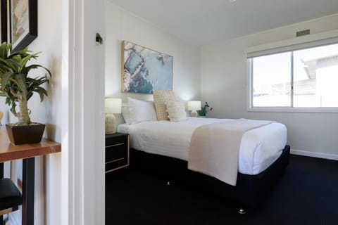 Simple & Comfortable Coastal Retreat House in Low Head