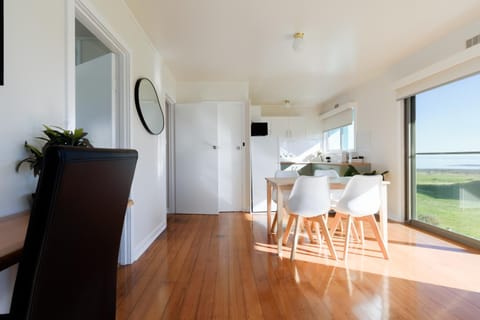 Simple & Comfortable Coastal Retreat House in Low Head