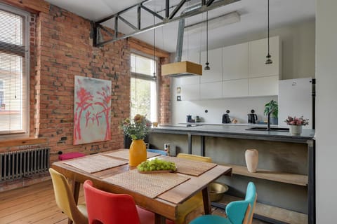 Kitchen or kitchenette, Dining area