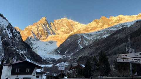 incantevole appartamento in centro a Courmayeur House in Courmayeur