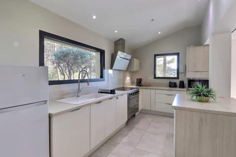 Altinea - Family Home with Infinity Pool House in Aix-en-Provence