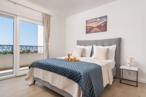 Bed, View (from property/room), Balcony/Terrace, Bedroom