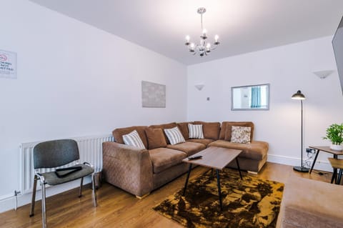 Spacious 3Bed Home in Stretford, Sleeps 6, Parking House in Stretford