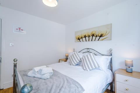 Spacious 3Bed Home in Stretford, Sleeps 6, Parking House in Stretford