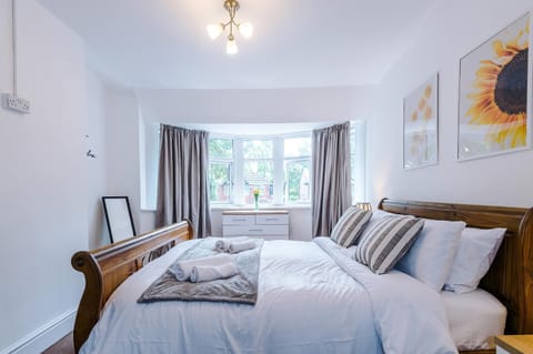 Spacious 3Bed Home in Stretford, Sleeps 6, Parking House in Stretford