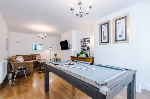 Spacious 3Bed Home in Stretford, Sleeps 6, Parking House in Stretford