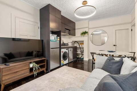 TV and multimedia, Kitchen or kitchenette, Living room, Dining area, oven, stove, washing machine