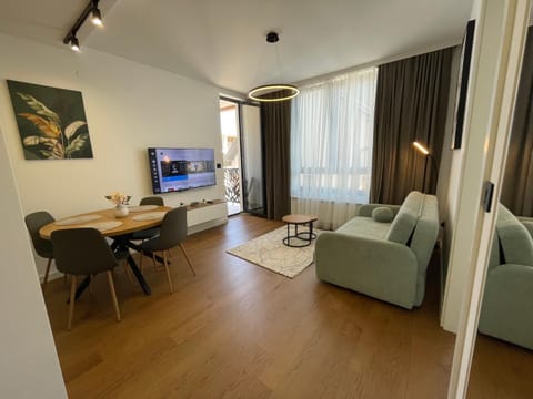 TV and multimedia, Living room, Seating area, Dining area