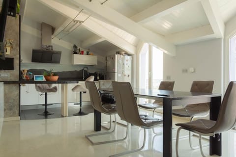 Kitchen or kitchenette, Seating area