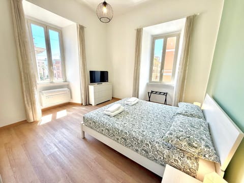 Bed, TV and multimedia, Photo of the whole room, Bedroom, towels