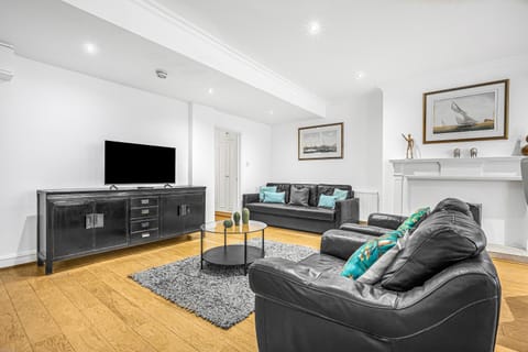 Communal lounge/ TV room, TV and multimedia, Living room, Seating area, Evening entertainment