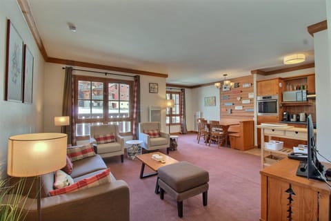Day, Natural landscape, Winter, TV and multimedia, View (from property/room), Kitchen or kitchenette, Living room, Seating area, Dining area, Mountain view, Time of day, internet