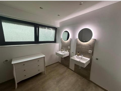 Bathroom, towels