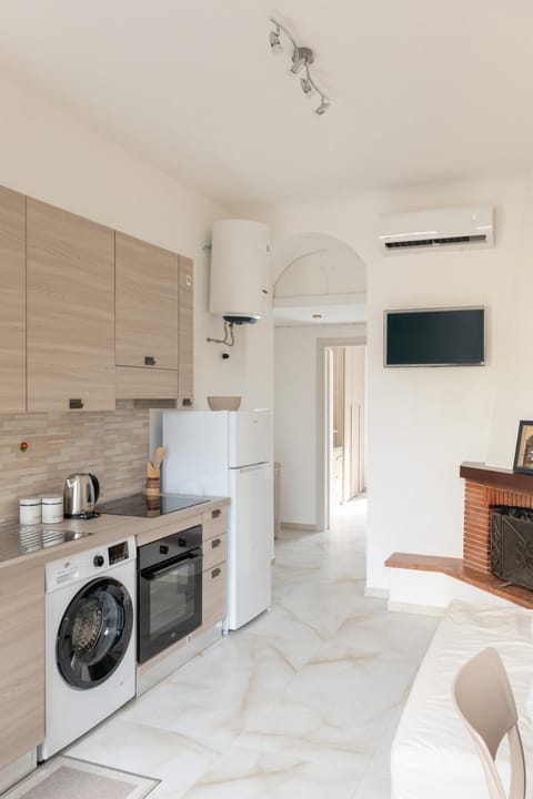 TV and multimedia, Kitchen or kitchenette, oven, stove, washing machine, air conditioner
