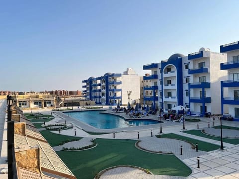 Property building, Day, Pool view, Swimming pool, sunbed