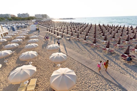 Nearby landmark, Activities, Beach, Evening entertainment, Entertainment, Location