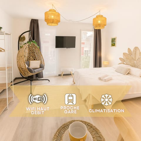 Bed, TV and multimedia, Bedroom