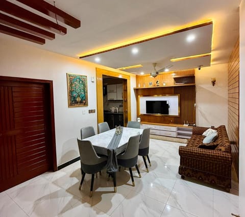 Communal lounge/ TV room, TV and multimedia, Living room, Seating area, Evening entertainment