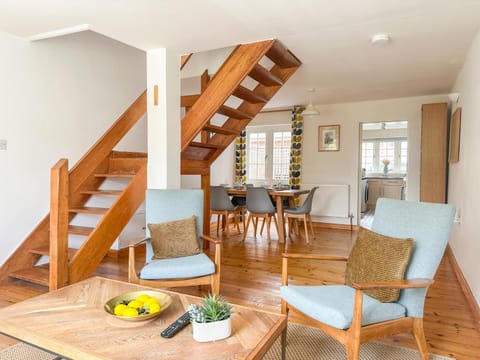 Kitchen or kitchenette, Living room, Food and drinks, Seating area, Dining area, Food