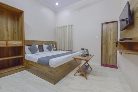 Bed, TV and multimedia, View (from property/room), Photo of the whole room, Bedroom, wardrobe