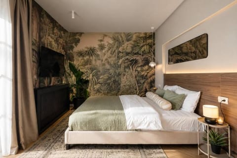 Bed, TV and multimedia, Decorative detail, Bedroom
