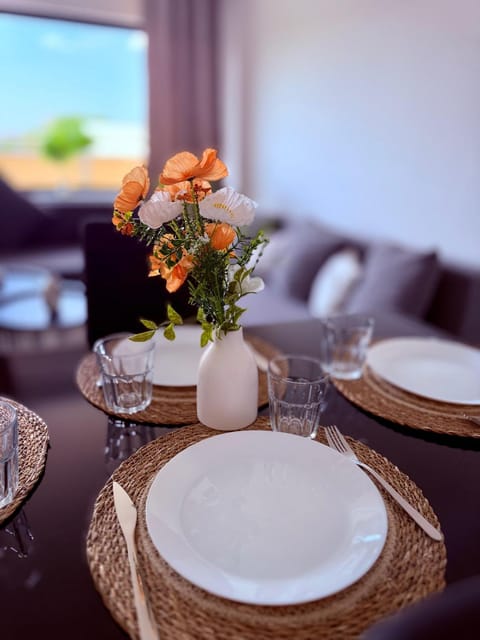 Living room, Food and drinks, Dining area