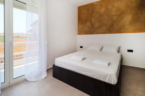 Bed, Balcony/Terrace, Photo of the whole room, Bedroom, towels