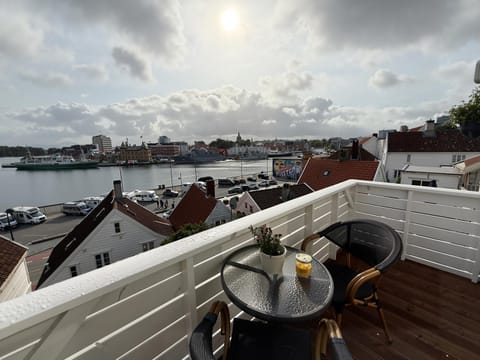 View (from property/room), Balcony/Terrace, City view, Sea view