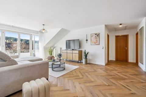 Communal lounge/ TV room, TV and multimedia, Living room, Seating area, Evening entertainment