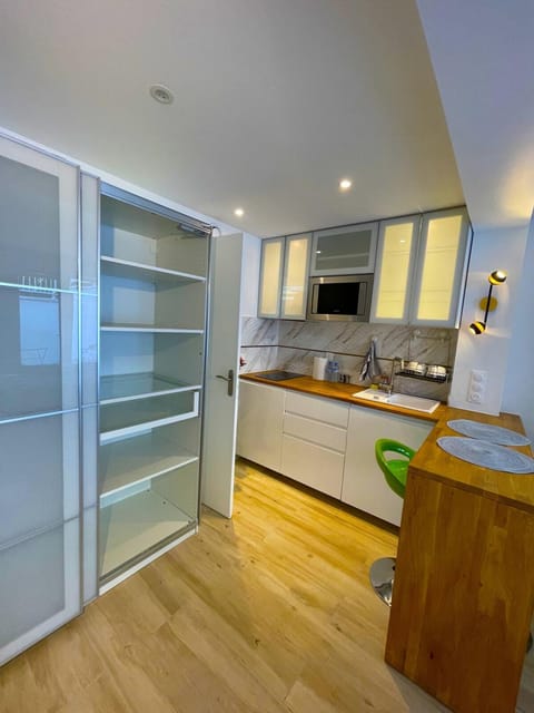 Studio spacieux avec terrasse privée, clim et parking payants Apartment in Île-de-France