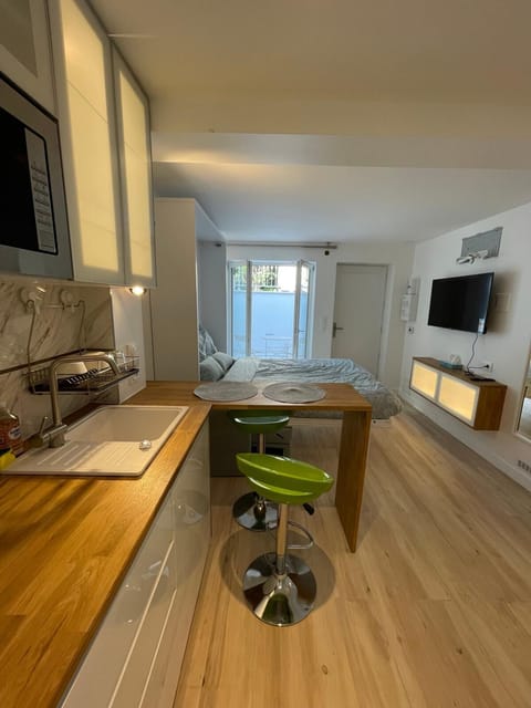 Studio spacieux avec terrasse privée, clim et parking payants Apartment in Île-de-France