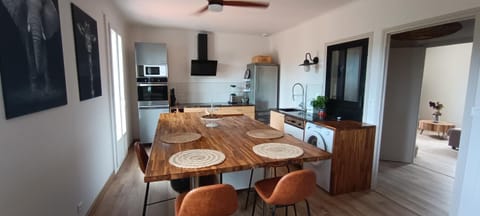 Kitchen or kitchenette, Dining area