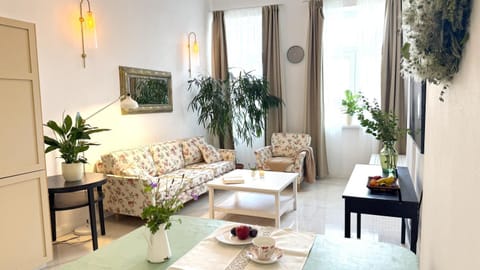 TV and multimedia, Living room, Seating area, City view