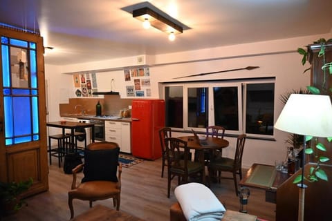 Vintage Soul, Green Vibes, Heart of the City Apartment in Ixelles